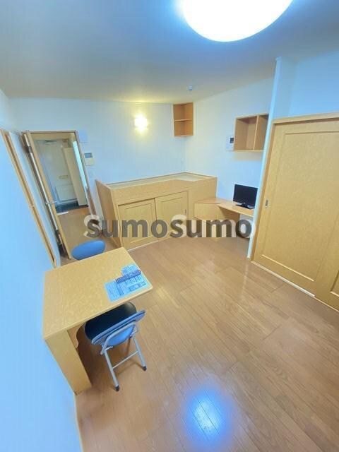 物件内観写真3　(こちらのリビングで趣味の時間をお楽しみください)