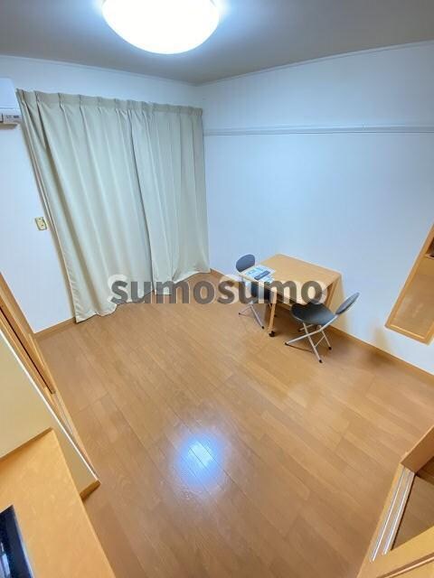 物件内観写真5　(広くて明るい寝室)