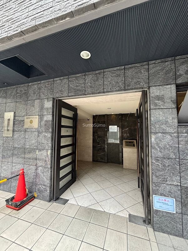 物件外観写真2　(落ち着いたエントランスです)