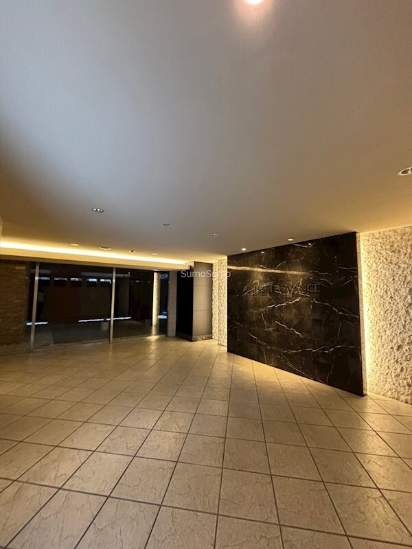 物件外観写真3　(落ち着いたロビーです)