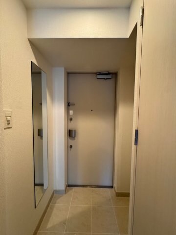 物件内観写真4　(明るい玄関です)