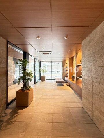 物件外観写真3　(清潔なロビーです)