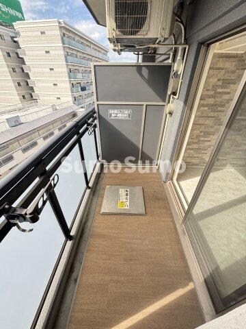 物件内観写真9　(開放的で明るい空間を演出してくれるバルコニーです)