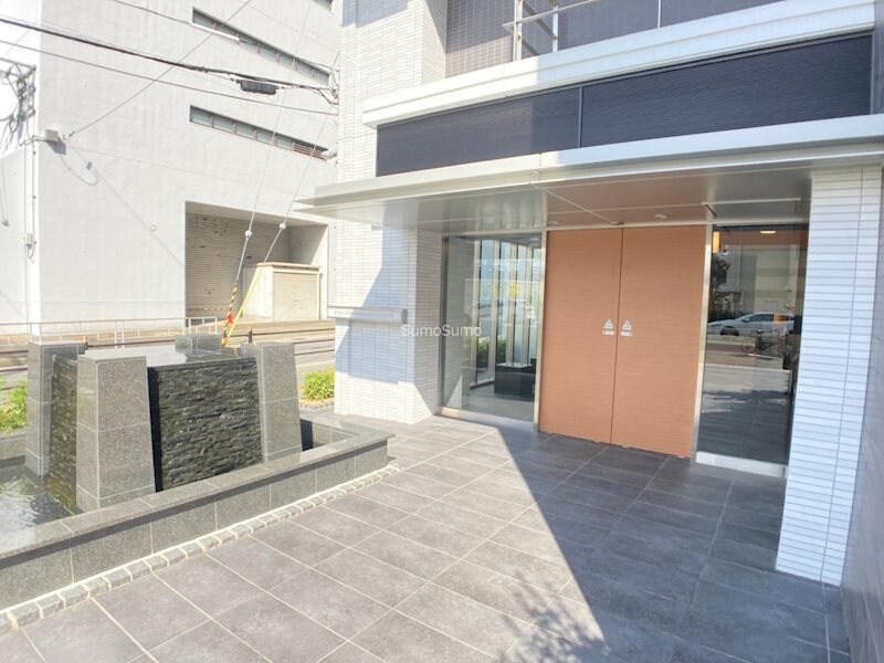 物件外観写真2　(清潔なエントランスです)