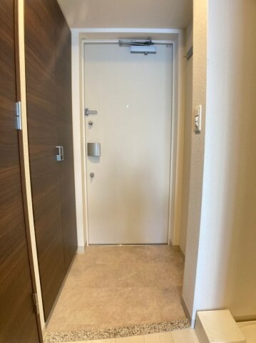 物件内観写真4　(明るい玄関です)