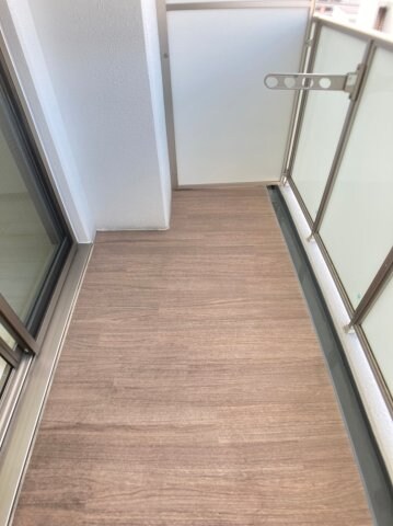 物件内観写真9　(暖かな日差しのふりそそぐバルコニー)