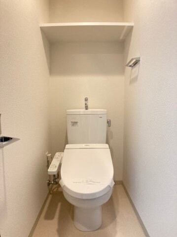 物件内観写真10　(落ち着いた色調のトイレです)