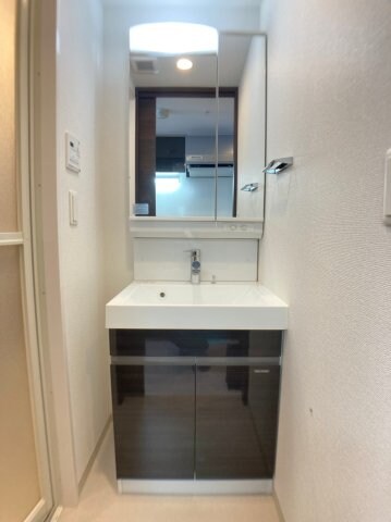 物件内観写真11　(広い洗面スペース)