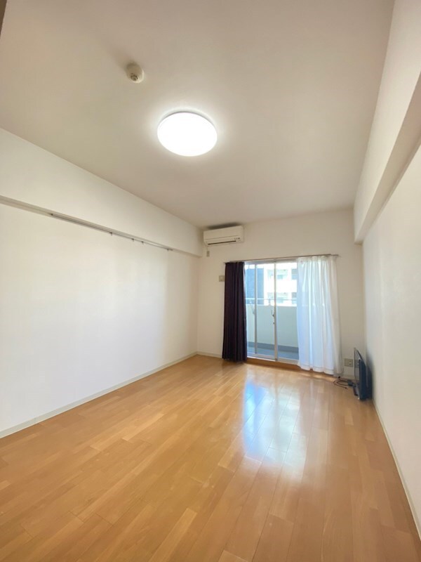 物件内観写真7　(広くて明るい寝室)