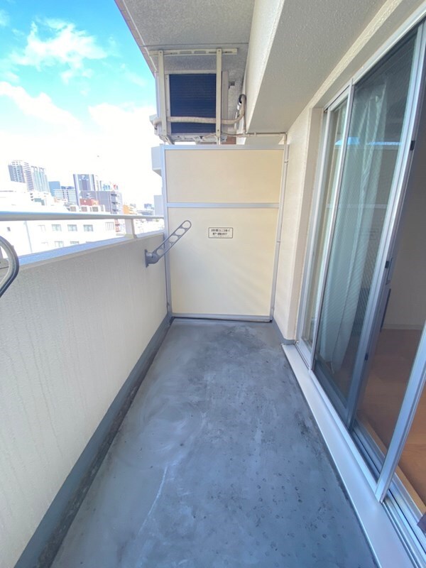 物件内観写真9　(外からの目が気にならないバルコニーで洗濯物が干せます)