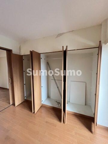 物件内観写真10　(大きなスペースがあり、収納には困りません)