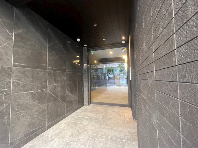 物件外観写真2　(ゆとりのあるエントランスです)