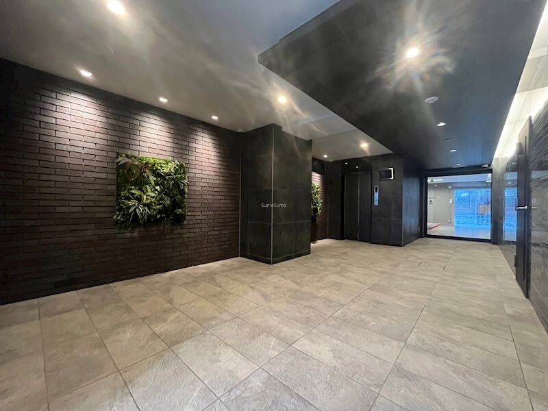 物件外観写真3　(落ち着いたロビーです)