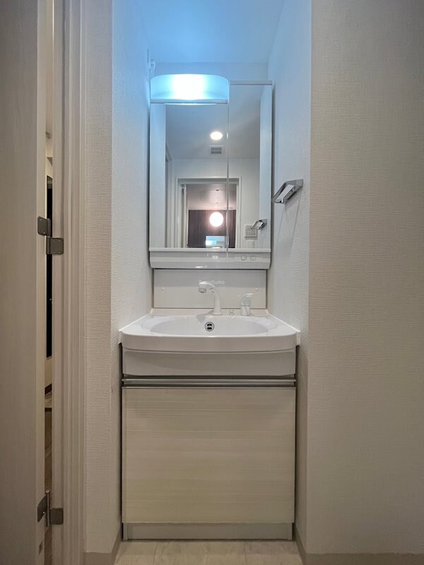 物件内観写真11　(忙しい朝には欠かせない洗面所です)