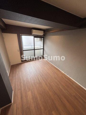 物件内観写真7　(落ち着いた色調の寝室です)