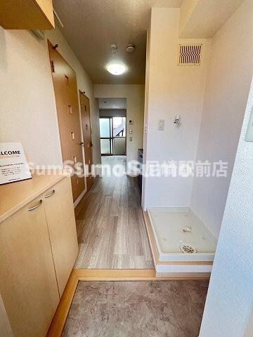 物件内観写真5　(ゆったりとした玄関です)