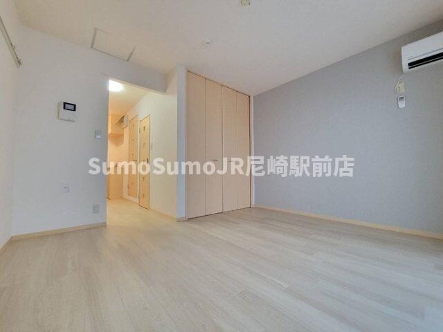 物件内観写真27　(こちらのリビングで趣味の時間をお楽しみください)