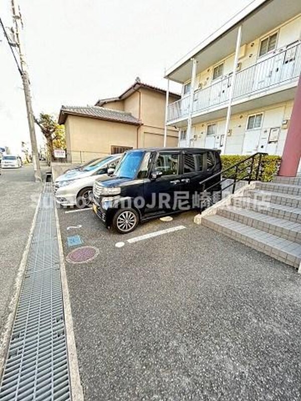 駐車場(車をお持ちの方に嬉しい駐車場付きの物件です)