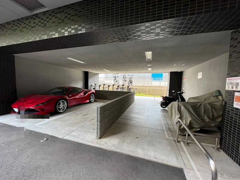 物件外観写真4　(駐車場に車を止められます)