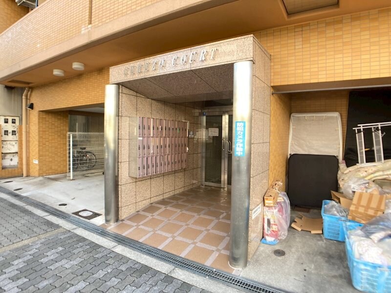 物件外観写真2　(落ち着いたエントランスです)