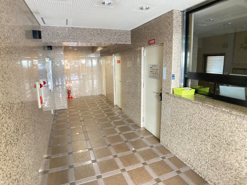 物件外観写真3　(落ち着いたロビーです)