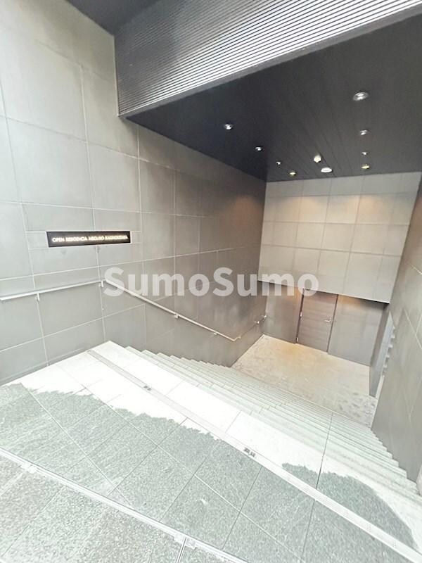 物件外観写真5　(清潔なエントランスです)