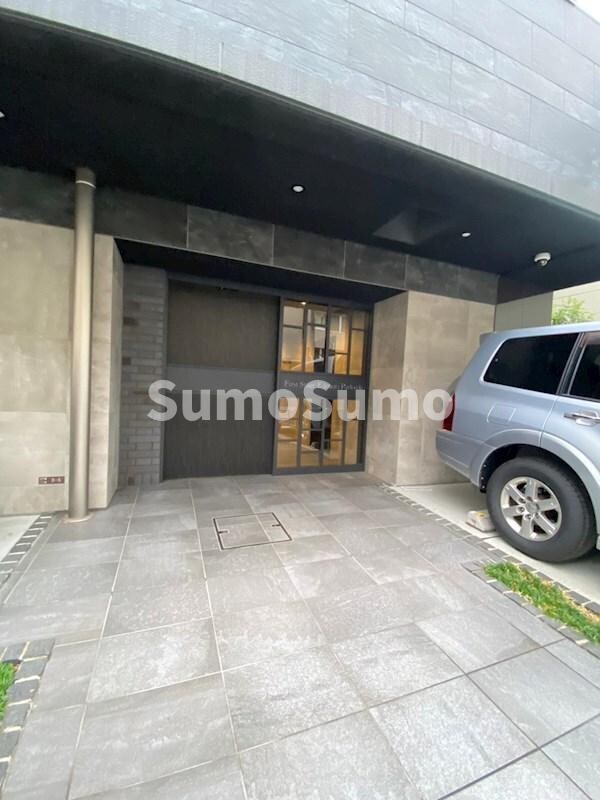 物件外観写真2　(落ち着いたエントランスです)