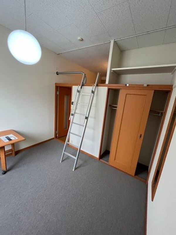 寝室(広くて明るい寝室)