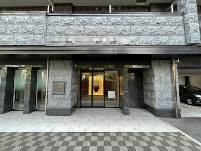 物件外観写真2　(清潔なエントランスです)