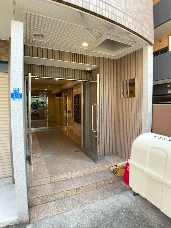 物件外観写真2　(落ち着いたエントランスです)