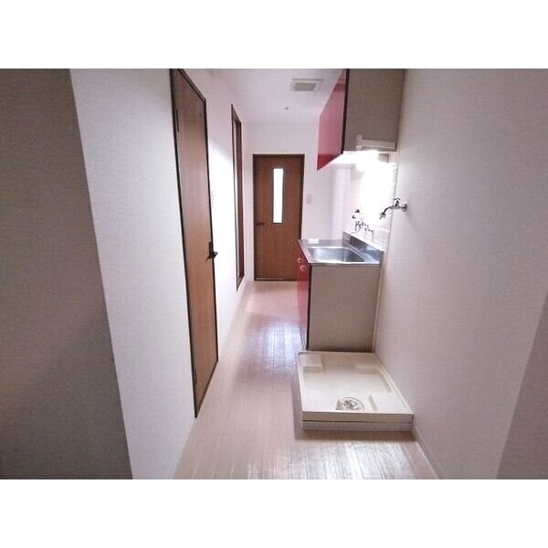 物件内観写真5　(ゆったりとした玄関です)