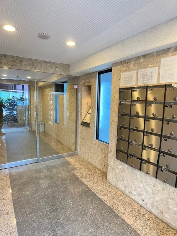 物件外観写真3　(ゆとりのあるロビーです)