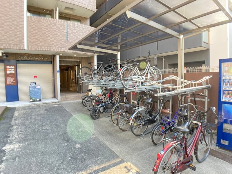 物件外観写真4　(駐車場があるので、車を買う予定の方も安心です)