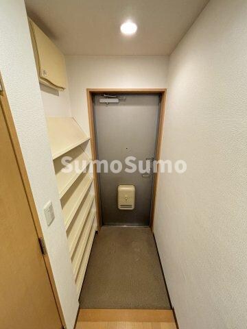 物件内観写真2　(ゆったりとした玄関です)