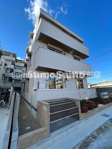 物件外観写真1　(落ち着いた雰囲気の外観です)