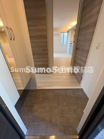 物件内観写真4　(明るい玄関です)