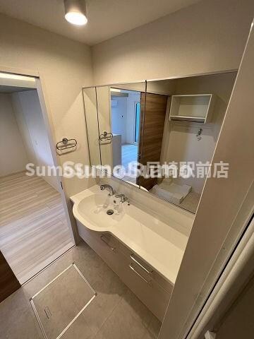 物件内観写真9　(独立洗面台で身支度をすべて済ませてしまいましょう)