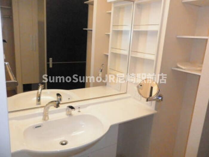 物件内観写真6　(独立洗面台で身支度をすべて済ませてしまいましょう)