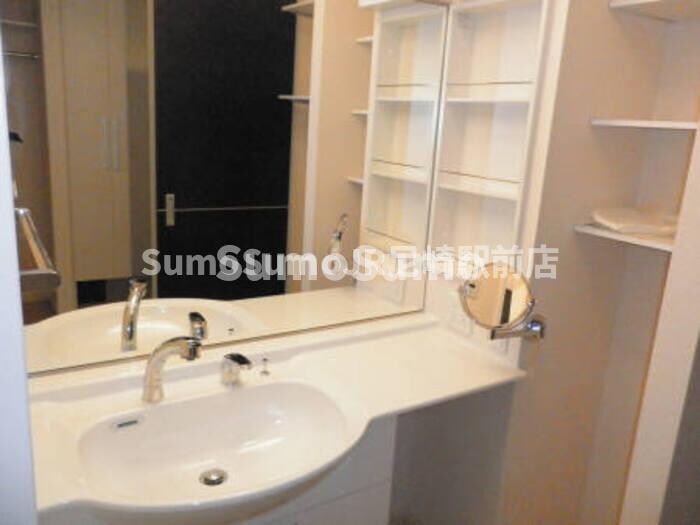 物件内観写真6　(独立洗面台で身支度をすべて済ませてしまいましょう)