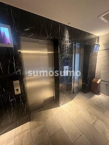 物件外観写真4　(忙しい朝に嬉しいエレベーター2基！)