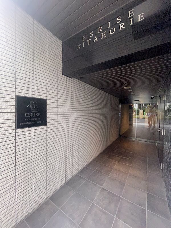 物件外観写真2　(落ち着いたエントランスです)