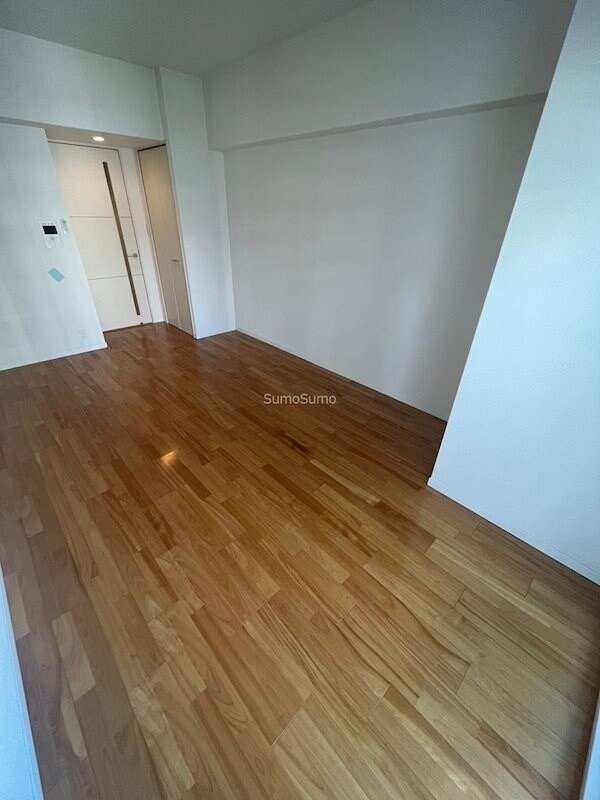 物件内観写真17　(こちらの居間で趣味の時間をお楽しみください)