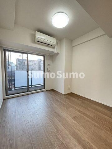 物件内観写真5　(落ち着いた色調の寝室です)