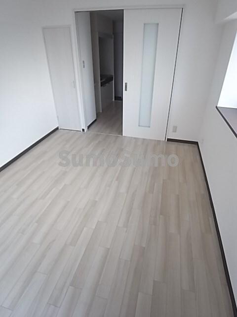 物件内観写真7　(開放的な寝室です)