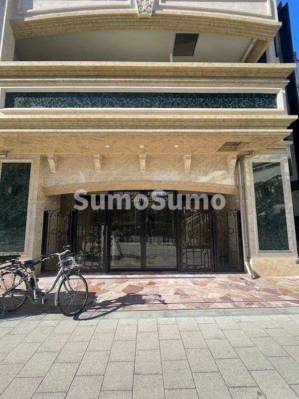 物件外観写真2　(落ち着いたエントランスです)