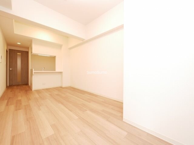 物件内観写真5　(こちらの居間で趣味の時間をお楽しみください)