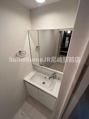 物件内観写真9　(独立洗面台、朝の身支度には欠かせません)