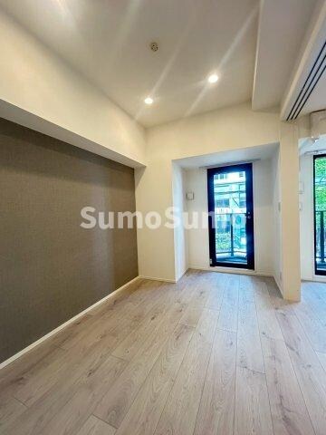 物件内観写真6　(広くて明るい寝室)