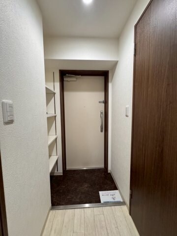 物件内観写真4　(収納もある玄関です)