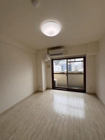 物件内観写真7　(開放的な寝室です)